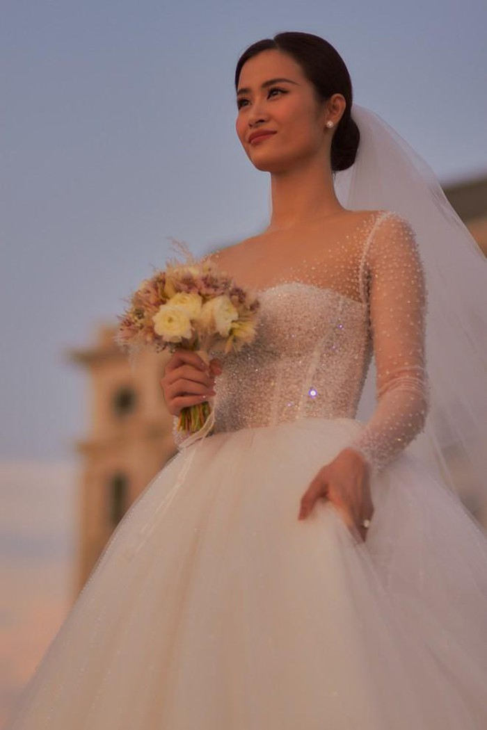 Hóa công chúa đời thực cùng váy cưới màu xám ngọc ánh kim đuôi dài   PHƯƠNGs bridal