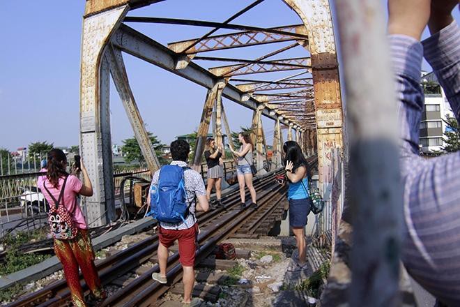 Bất chấp nguy hiểm, khách du lịch đổ xô đến cầu Long Biên chụp ảnh 'check-in' Ảnh 2