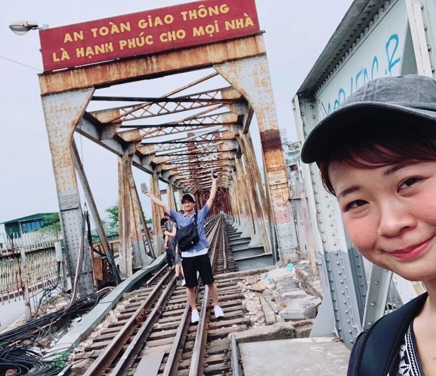 Bất chấp nguy hiểm, khách du lịch đổ xô đến cầu Long Biên chụp ảnh 'check-in' Ảnh 4