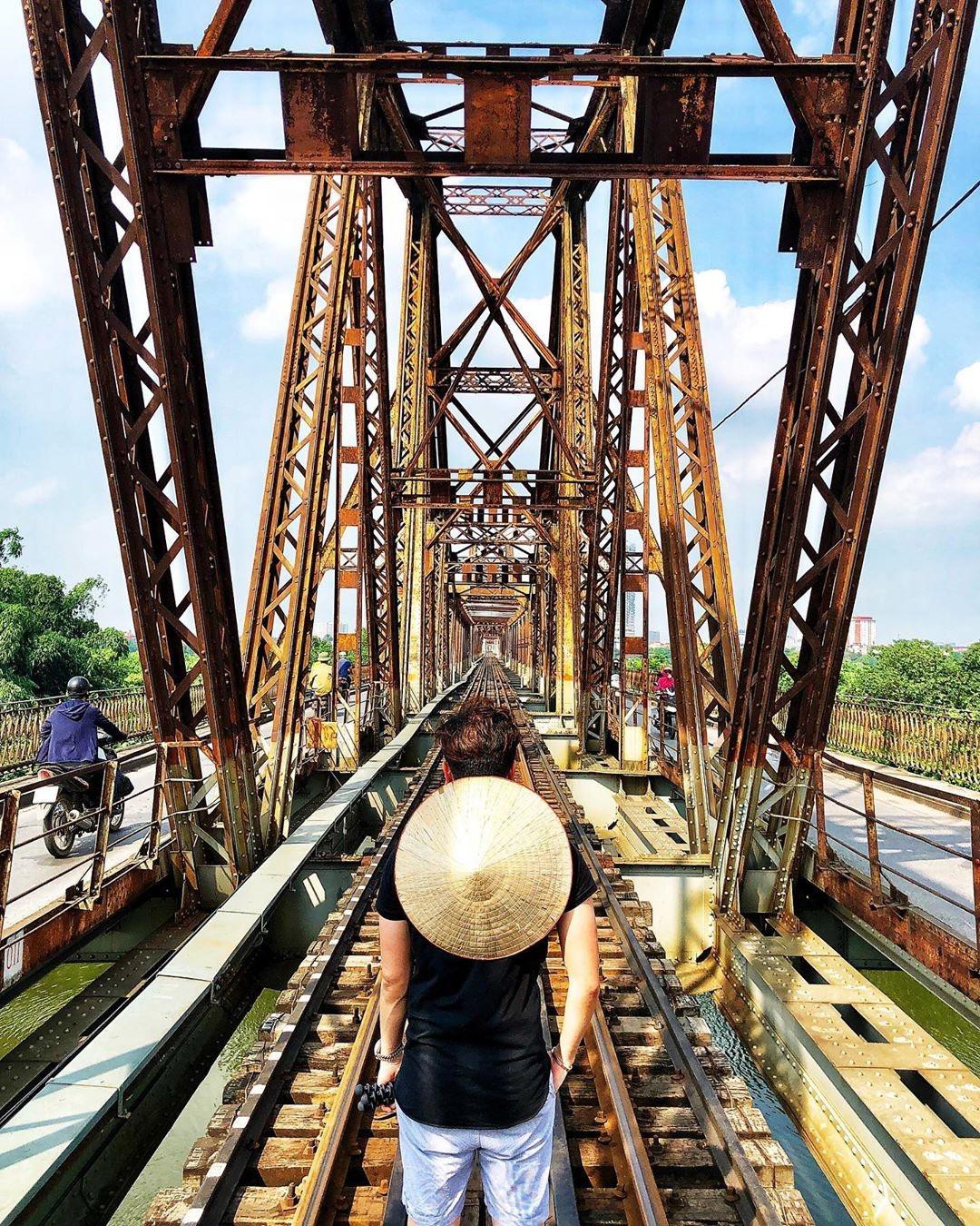 Bất chấp nguy hiểm, khách du lịch đổ xô đến cầu Long Biên chụp ảnh 'check-in' Ảnh 9
