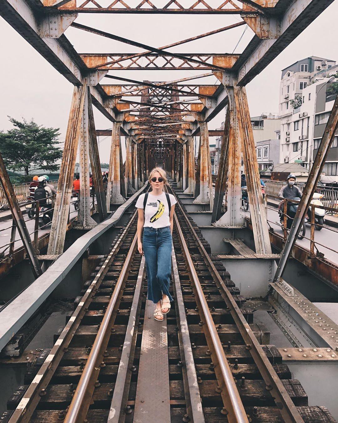Bất chấp nguy hiểm, khách du lịch đổ xô đến cầu Long Biên chụp ảnh 'check-in' Ảnh 7