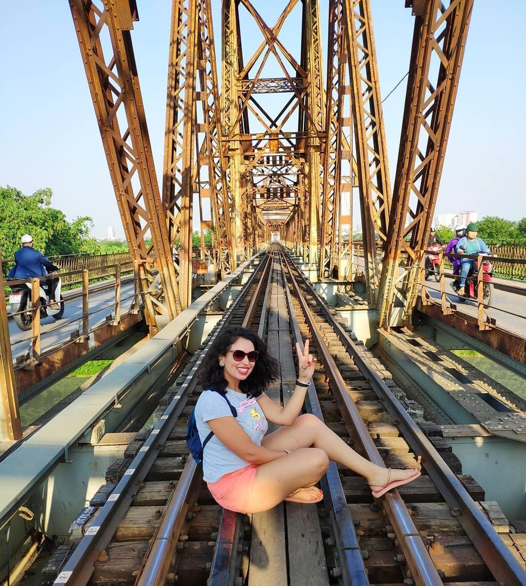 Bất chấp nguy hiểm, khách du lịch đổ xô đến cầu Long Biên chụp ảnh 'check-in' Ảnh 13