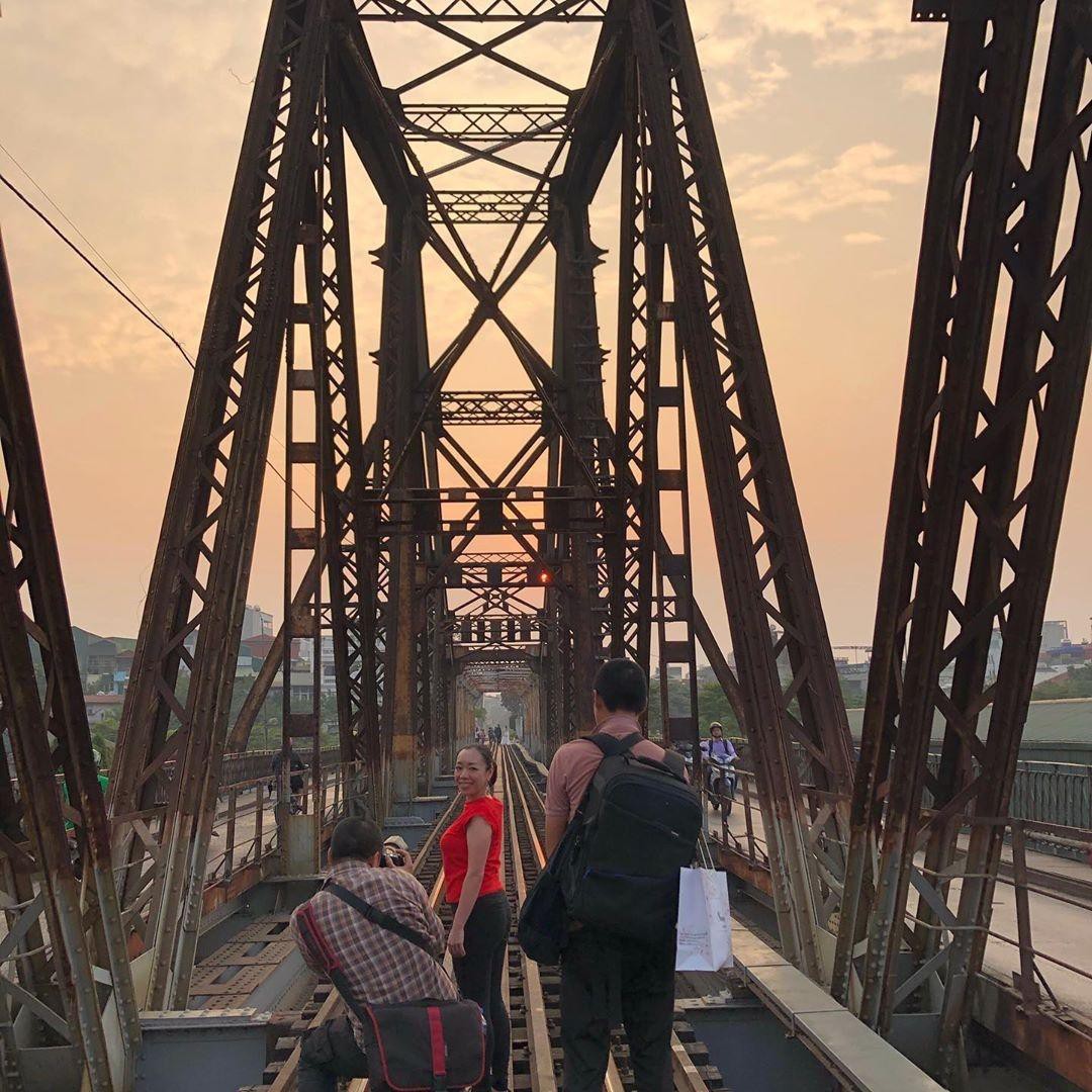 Bất chấp nguy hiểm, khách du lịch đổ xô đến cầu Long Biên chụp ảnh 'check-in' Ảnh 11