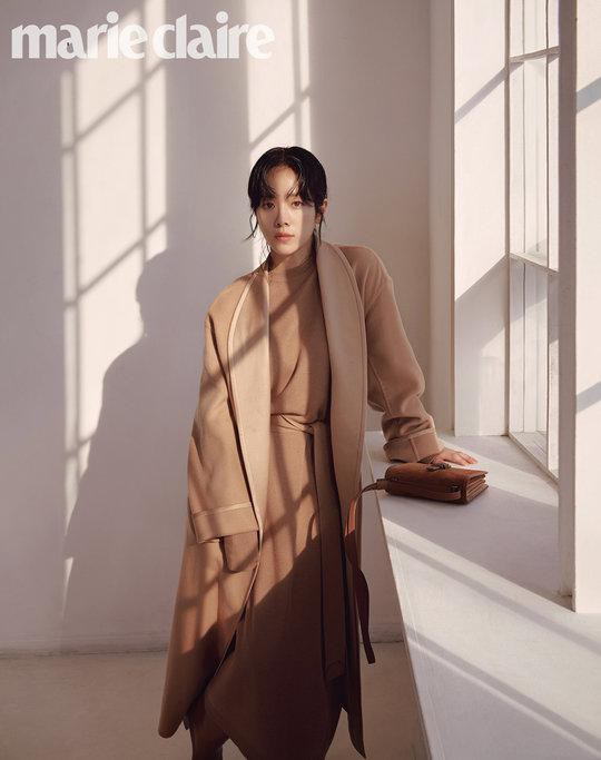 Tạp chí tháng 12: Lee Dong Wook để tóc dài 'thướt tha', Shin Min Ah - Kim Woo Bin kết hôn vào năm sau? Ảnh 9
