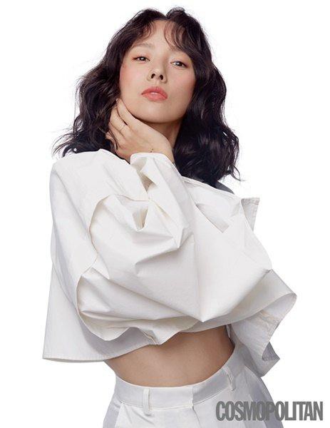 Tạp chí tháng 12: Lee Dong Wook để tóc dài 'thướt tha', Shin Min Ah - Kim Woo Bin kết hôn vào năm sau? Ảnh 15