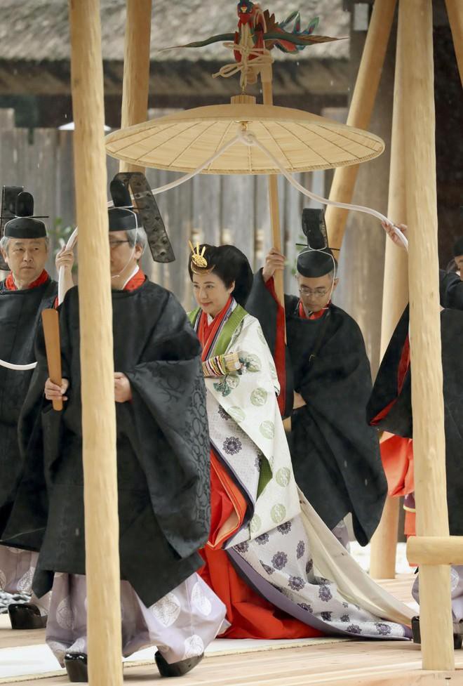 Nhật hoàng báo cáo với thần linh việc hoàn tất nghi lễ đăng cơ Ảnh 4