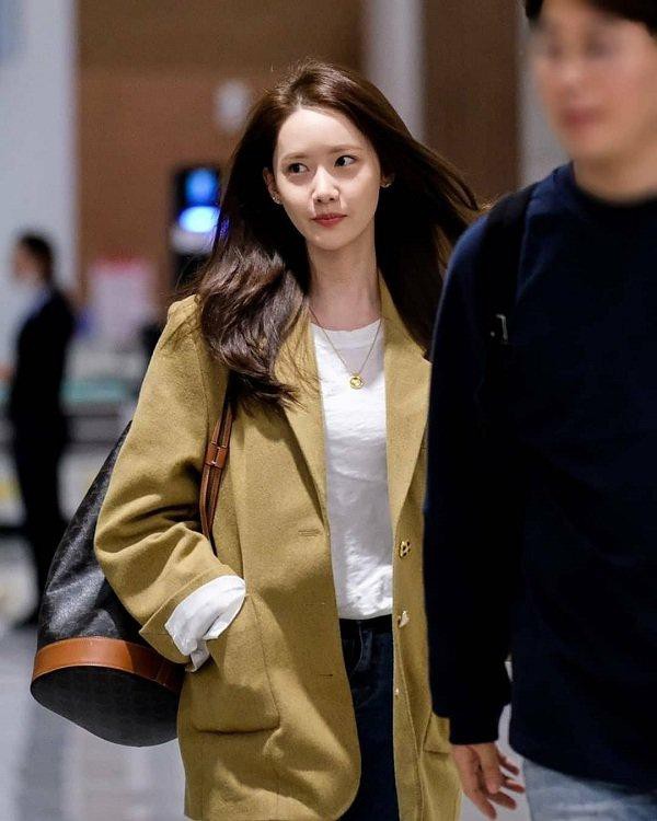Xuất hiện tại sân bay, Yoona thanh lịch, tinh tế - 'Thư ký Kim' nữ tính, nhí nhảnh trong váy xếp ly Ảnh 2