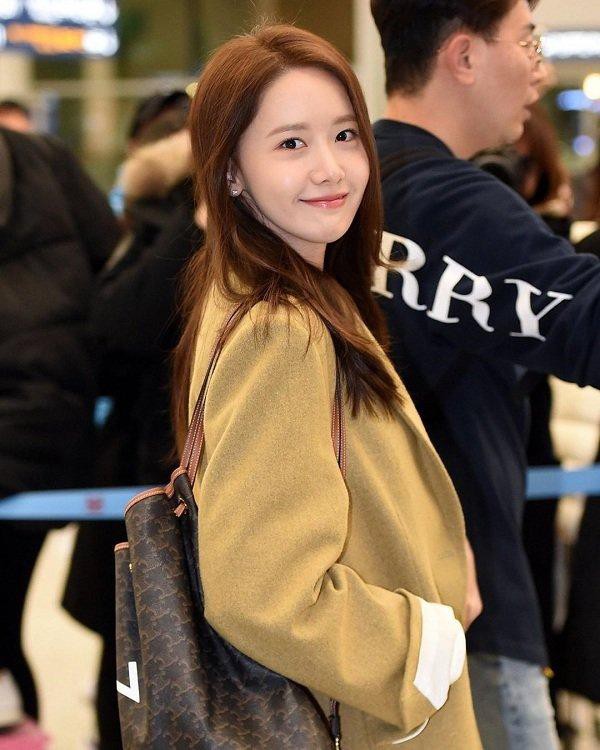 Xuất hiện tại sân bay, Yoona thanh lịch, tinh tế - 'Thư ký Kim' nữ tính, nhí nhảnh trong váy xếp ly Ảnh 3