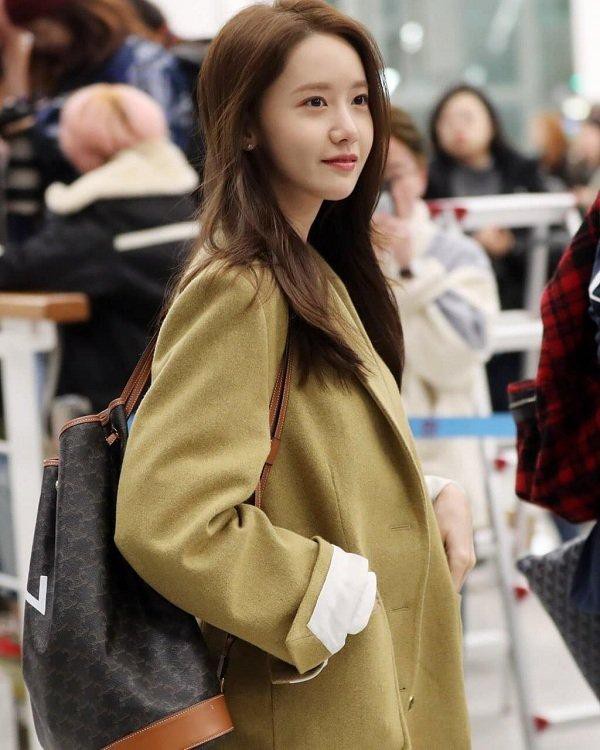 Xuất hiện tại sân bay, Yoona thanh lịch, tinh tế - 'Thư ký Kim' nữ tính, nhí nhảnh trong váy xếp ly Ảnh 4