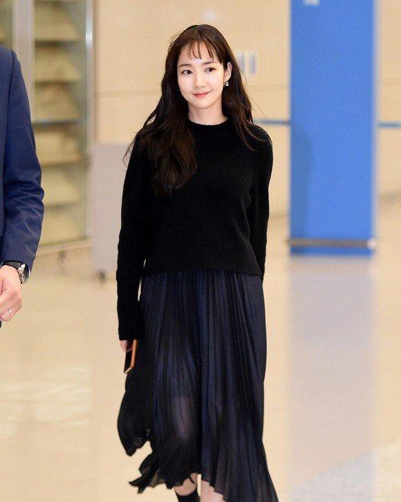 Xuất hiện tại sân bay, Yoona thanh lịch, tinh tế - 'Thư ký Kim' nữ tính, nhí nhảnh trong váy xếp ly Ảnh 5