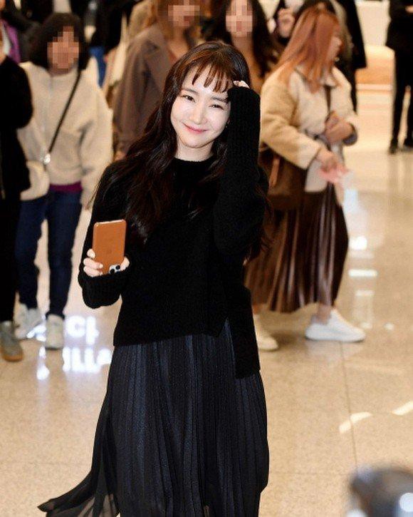 Xuất hiện tại sân bay, Yoona thanh lịch, tinh tế - 'Thư ký Kim' nữ tính, nhí nhảnh trong váy xếp ly Ảnh 6