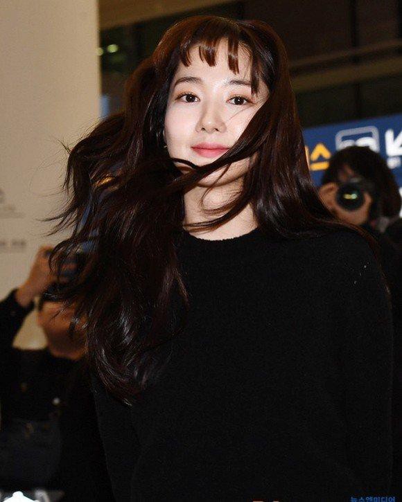 Xuất hiện tại sân bay, Yoona thanh lịch, tinh tế - 'Thư ký Kim' nữ tính, nhí nhảnh trong váy xếp ly Ảnh 7