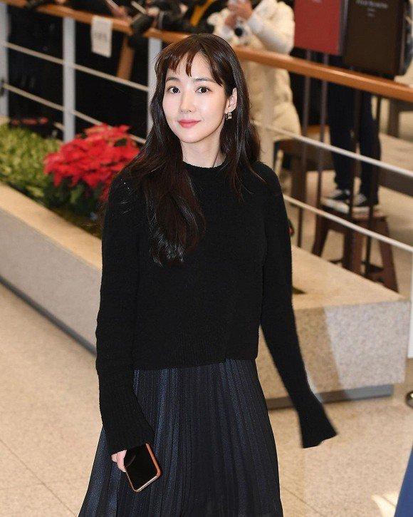 Xuất hiện tại sân bay, Yoona thanh lịch, tinh tế - 'Thư ký Kim' nữ tính, nhí nhảnh trong váy xếp ly Ảnh 8