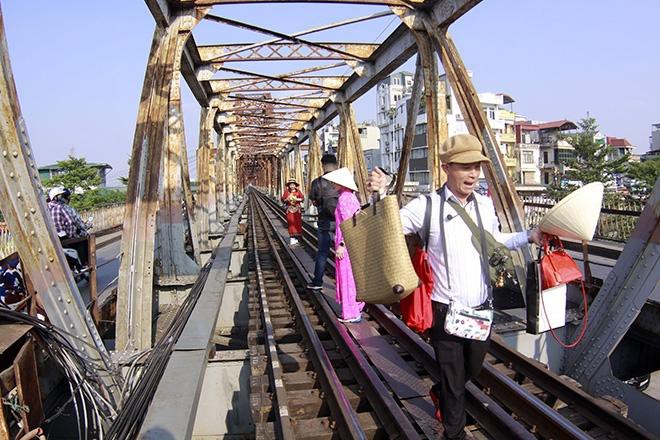 Bất chấp nguy hiểm, khách du lịch đổ xô đến cầu Long Biên chụp ảnh 'check-in' Ảnh 1