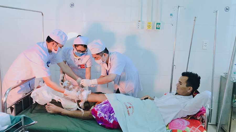 Bác sĩ Bệnh viện 211 kiểm tra lại vết thương cho bệnh nhân Kô sau khi phẫu thuật-Ảnh Quang Hồi