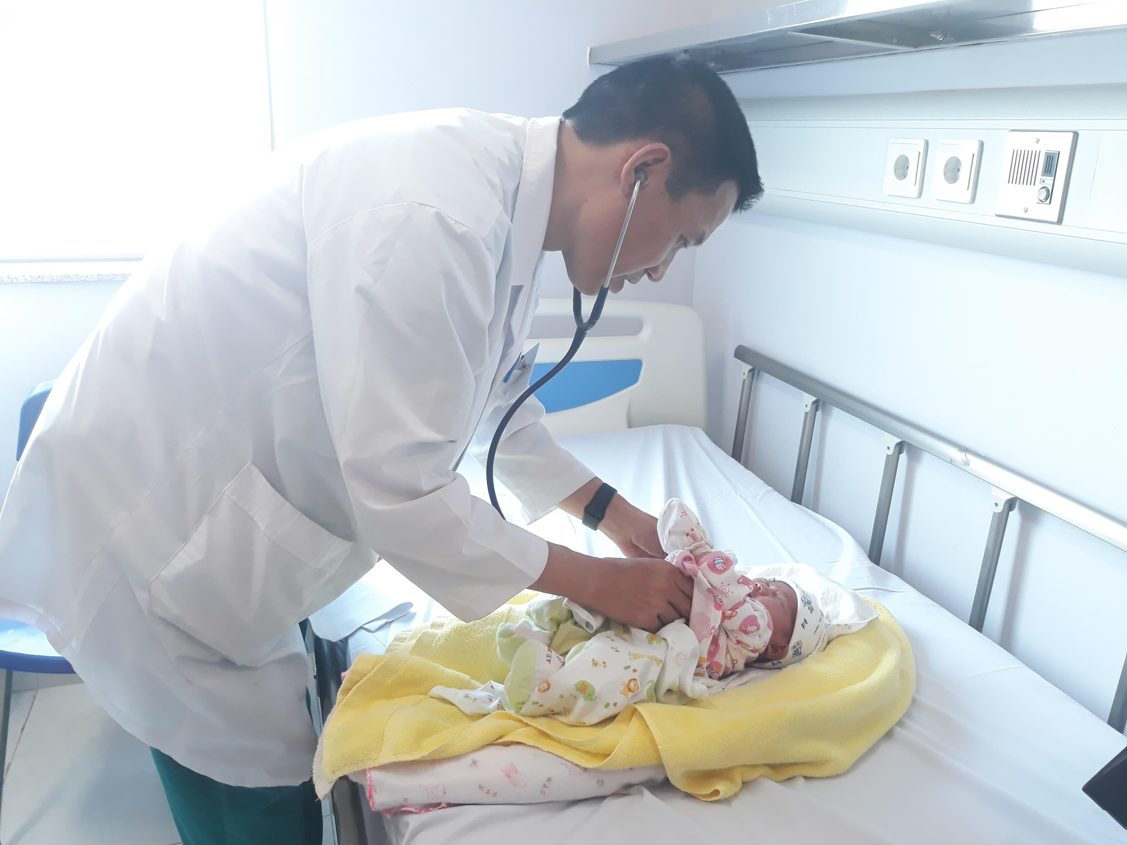 Các bác sĩ Việt Nam 'cải tử hoàn sinh' cho cháu bé người Lào mới 8 ngày tuổi Ảnh 1