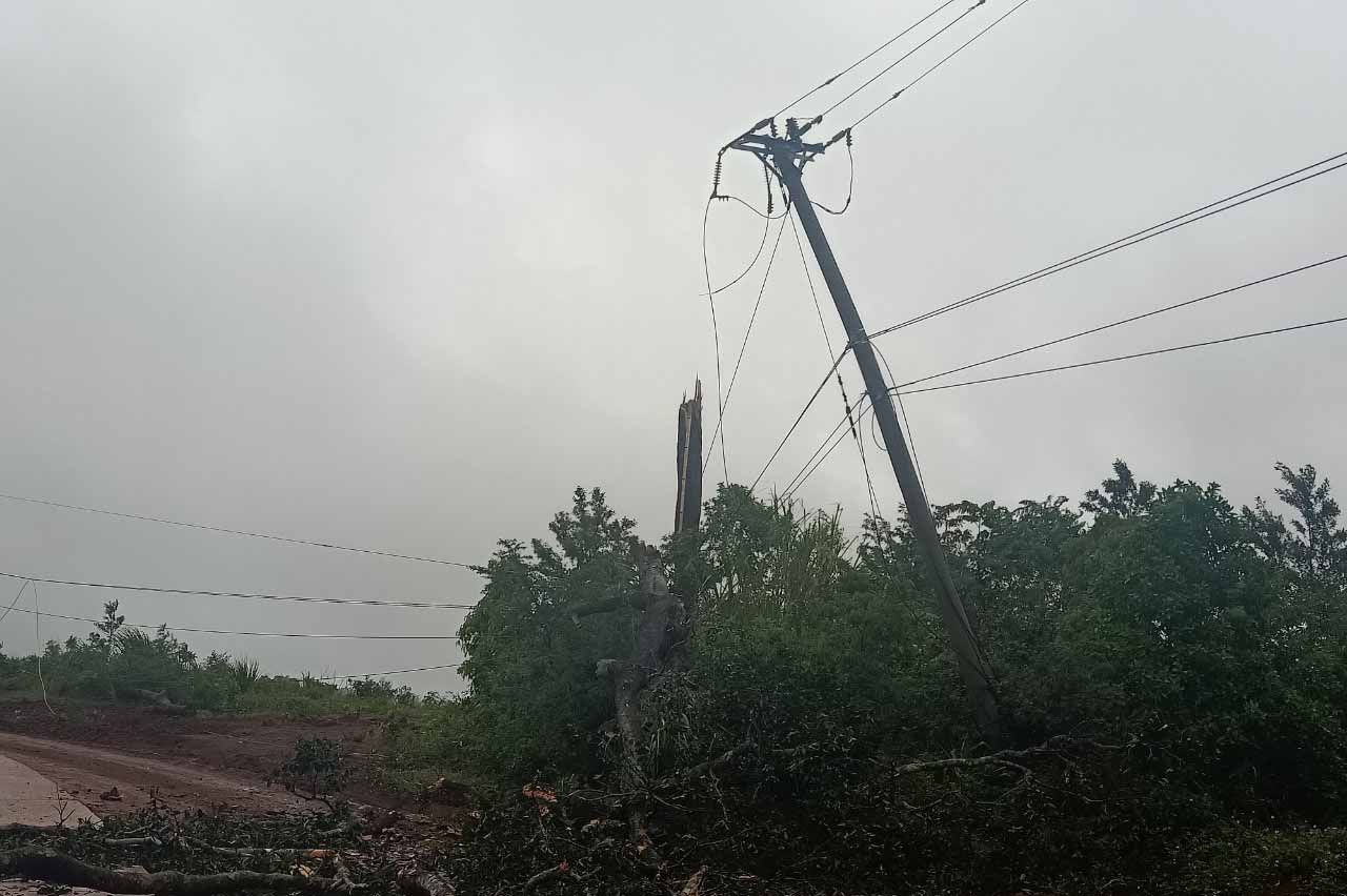Bão làm ngã đổ trụ điện tại huyện Kbang. Ảnh: Hà Duy