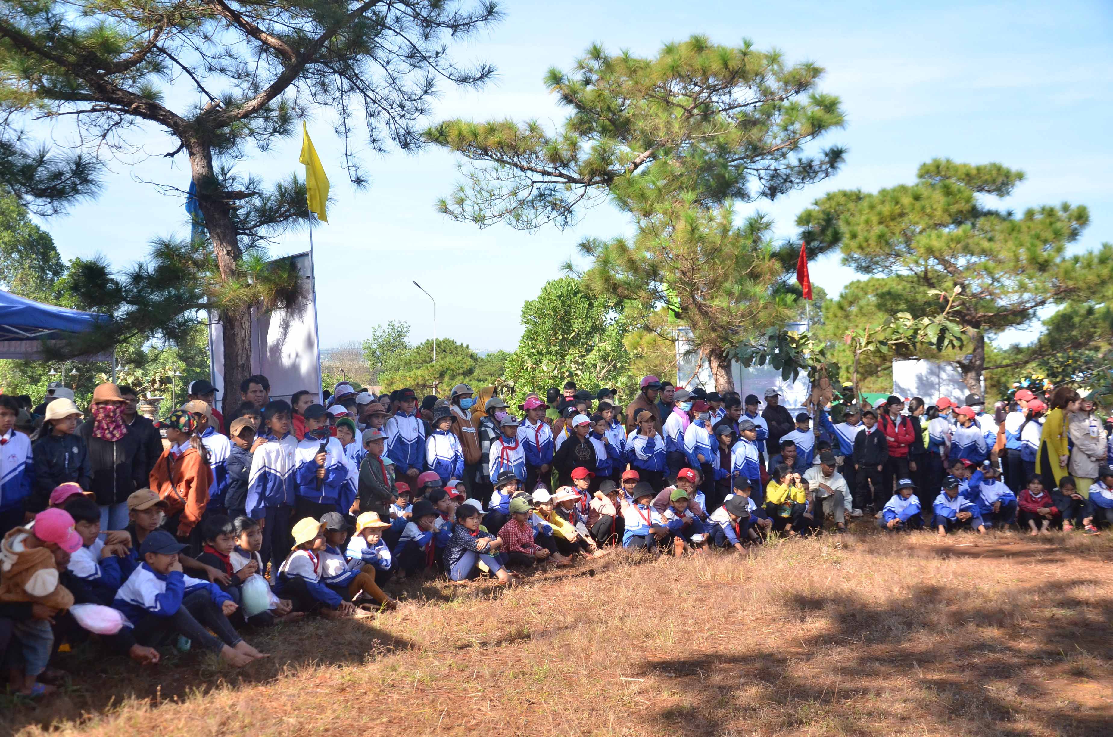 Đông đảo người dân và học sinh đến tham dự Lễ Khai mạc Ngày hội cỏ hồng.