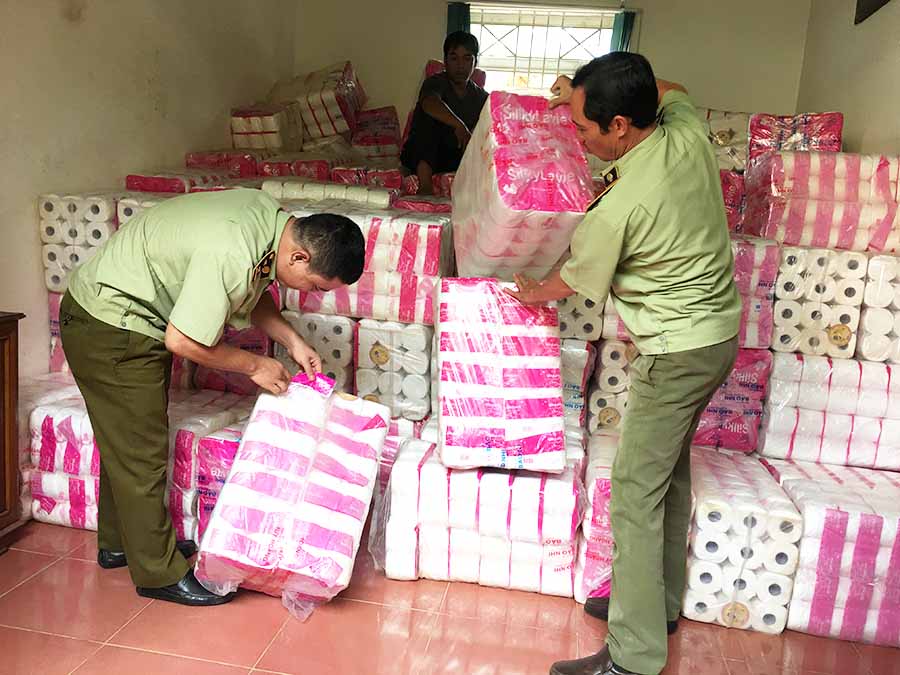  Đội Quản lý thị trường số 1 phát hiện mặt hàng giấy vệ sinh có dấu hiệu giả mạo nhãn hiệu tổng thể thuộc sở hữu của Công ty TNHH một thành viên Orchid Phú Quý đang được bảo hộ tại Việt Nam. Ảnh: V.T