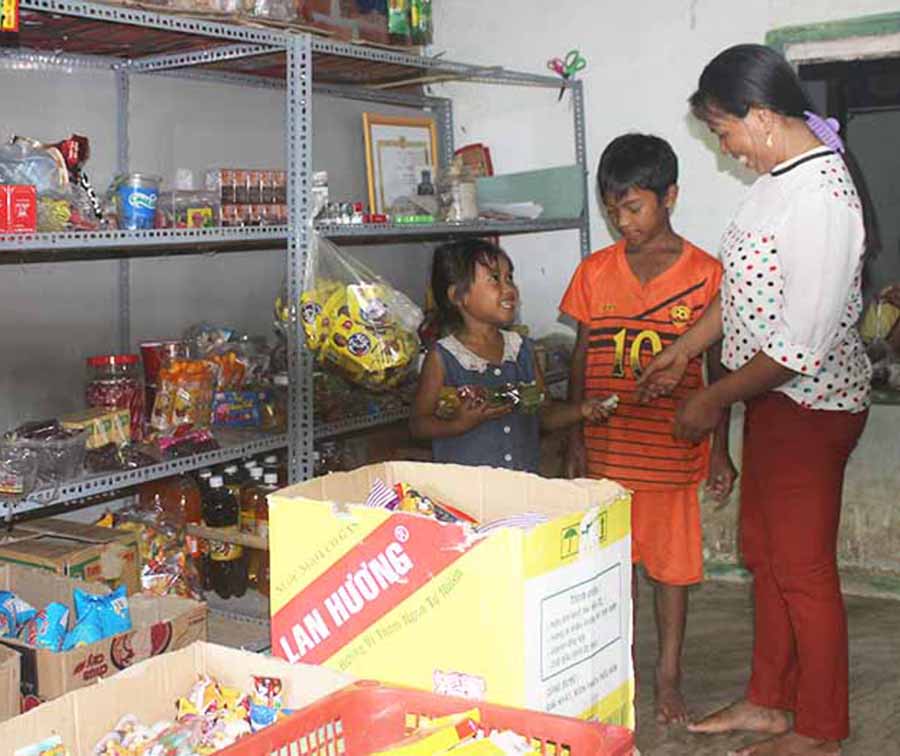  Tiệm tạp hóa của chị Đinh Thị Dại là mô hình kinh doanh do người dân tộc  thiểu số làm chủ đầu tiên ở làng Kuk Kôn (xã An Thành, huyện Đak Pơ). Ảnh: S.C