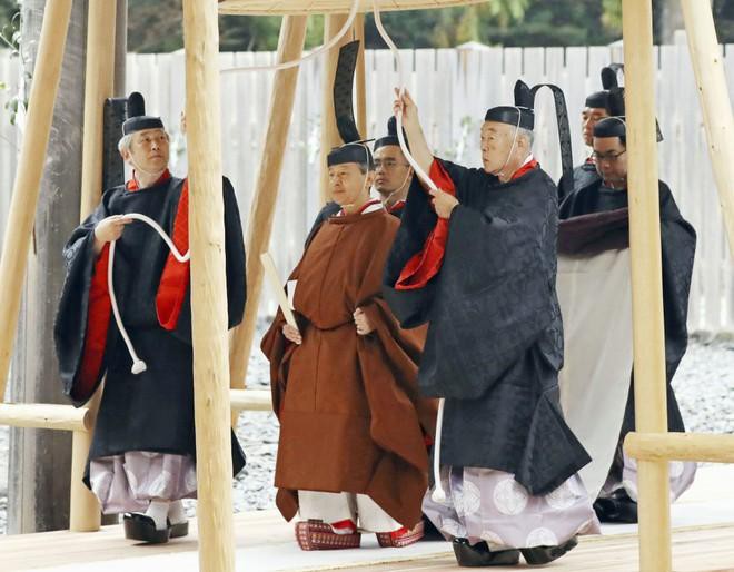 Nhật hoàng báo cáo với thần linh việc hoàn tất nghi lễ đăng cơ Ảnh 1