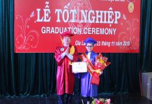 Tiến sĩ Trần Đình Lý tặng giấy khen cho sinh viên Nguyễn Cao Hoàng Quyên-tốt nghiệp thủ khoa ngành Lâm nghiệp. Ảnh: Phan Lài