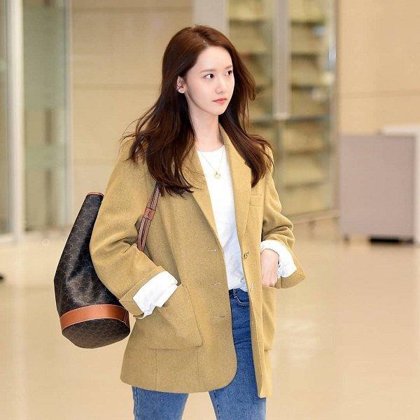Xuất hiện tại sân bay, Yoona thanh lịch, tinh tế - 'Thư ký Kim' nữ tính, nhí nhảnh trong váy xếp ly Ảnh 1