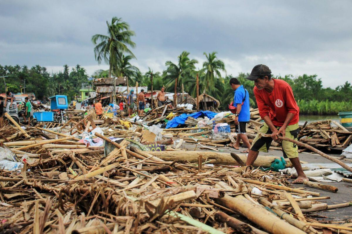 Cảnh tượng đổ nát sau khi bão Kammuri càn quét qua Philippines Ảnh 2