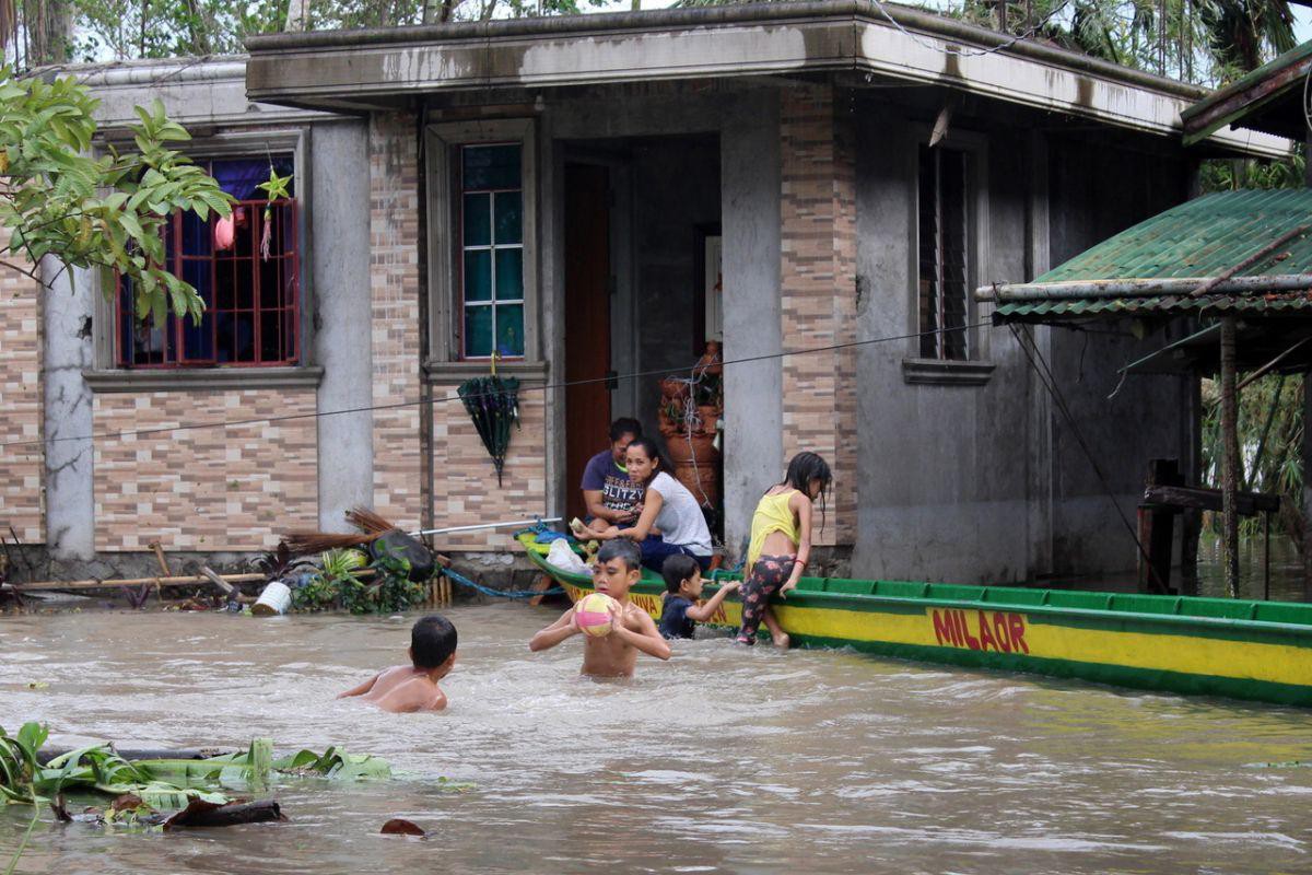 Cảnh tượng đổ nát sau khi bão Kammuri càn quét qua Philippines Ảnh 3