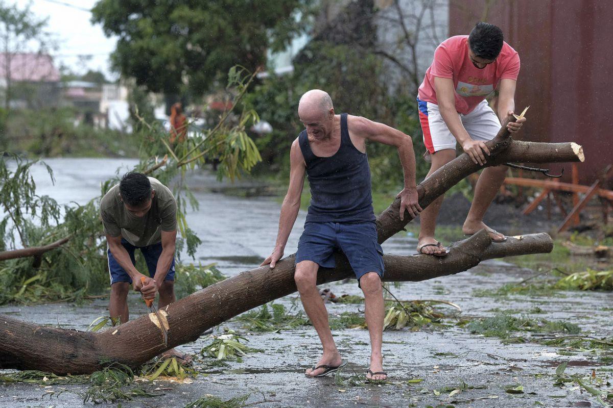Cảnh tượng đổ nát sau khi bão Kammuri càn quét qua Philippines Ảnh 6
