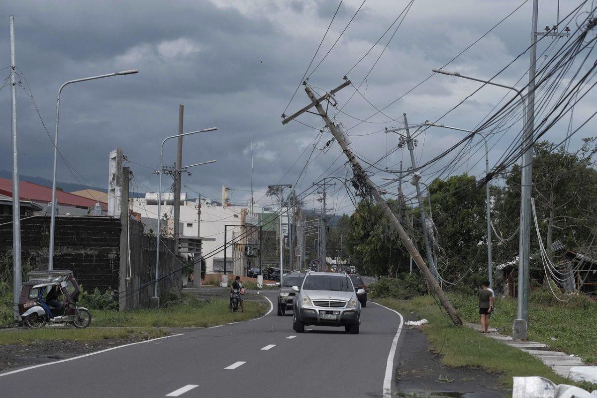 Cảnh tượng đổ nát sau khi bão Kammuri càn quét qua Philippines Ảnh 7