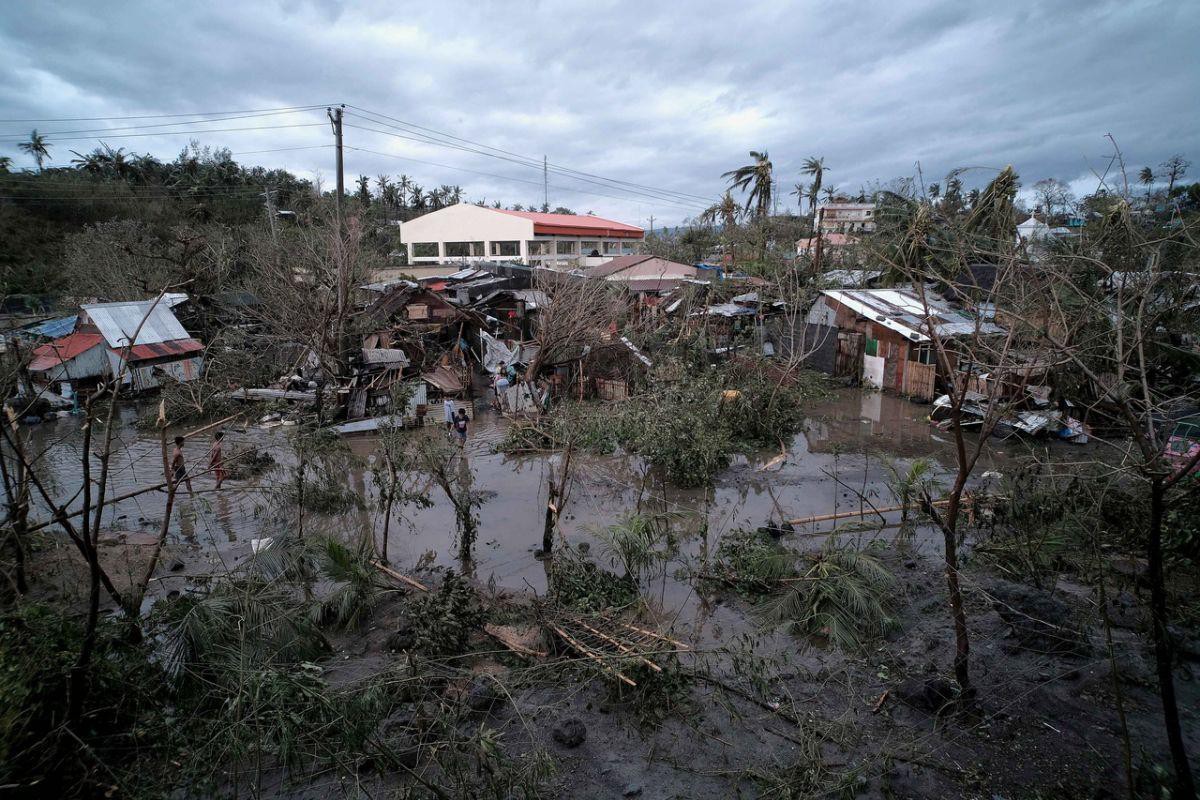 Cảnh tượng đổ nát sau khi bão Kammuri càn quét qua Philippines Ảnh 11