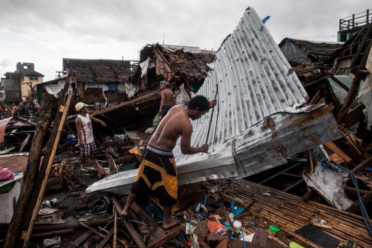 Cảnh tượng đổ nát sau khi bão Kammuri càn quét qua Philippines Ảnh 10