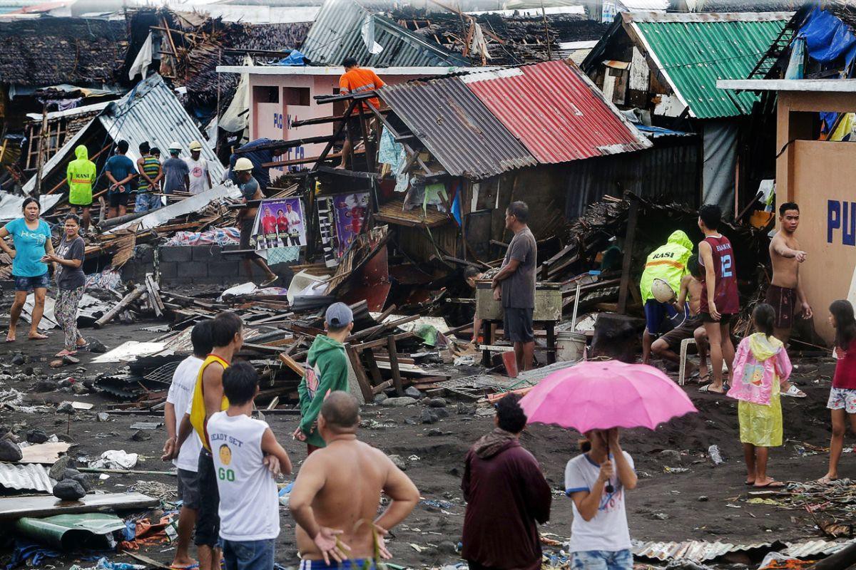 Cảnh tượng đổ nát sau khi bão Kammuri càn quét qua Philippines Ảnh 9