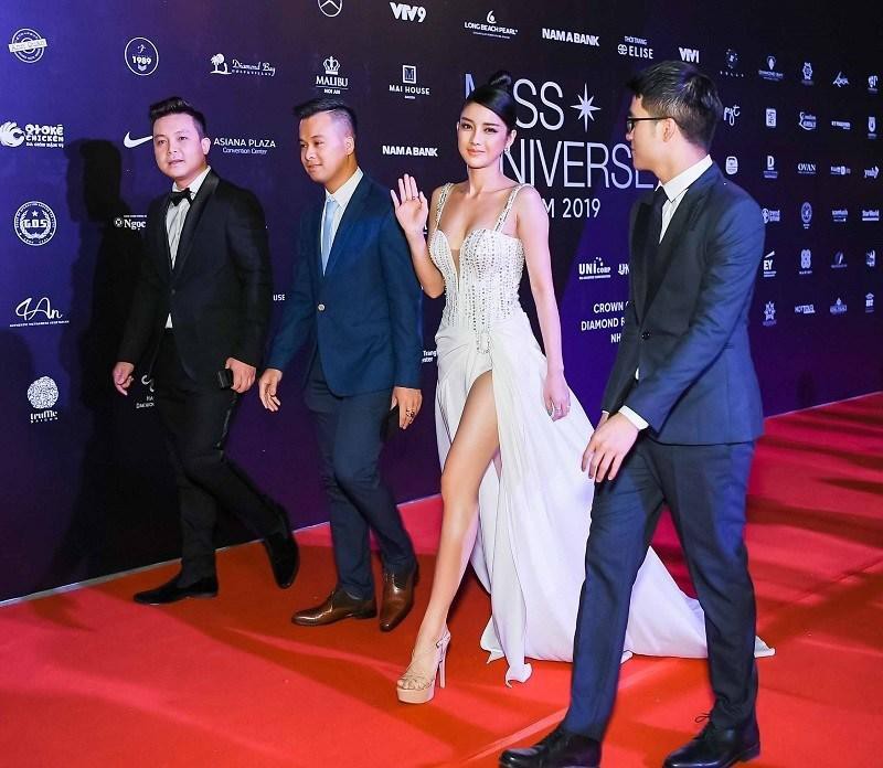 Hoàng Oanh sánh bước bên chồng Tây tới chung kết Hoa hậu Hoàn vũ Việt Nam Ảnh 3
