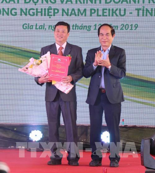 Chủ tịch UBND tỉnh Gia Lai Võ Ngọc Thành (phải) trao Quyết định thành lập Khu công nghiệp Nam Pleiku cho Công ty TNHH MTV Cao su Chư Sê. Ảnh: Dư Toán – TTXVN  vbtt