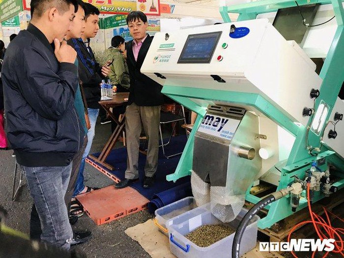 Báo mới Gia Lai 12/12/2019. Rực rỡ đồi cỏ hồng ở Gia Lai đẹp như tranh vẽ hút khách đầu đông 25 Khách tham quan tiếp cận, tìm hiểu quy trình sản xuất, chế biến cà phê… vbtt 03