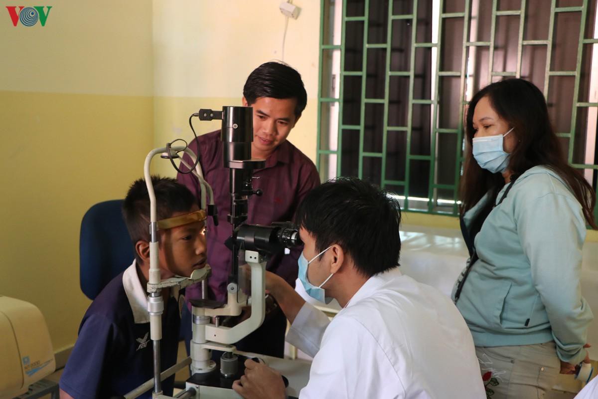 Bác sỹ Việt Nam khám chữa bệnh miễn phí cho bệnh nhân nghèo Campuchia Ảnh 1