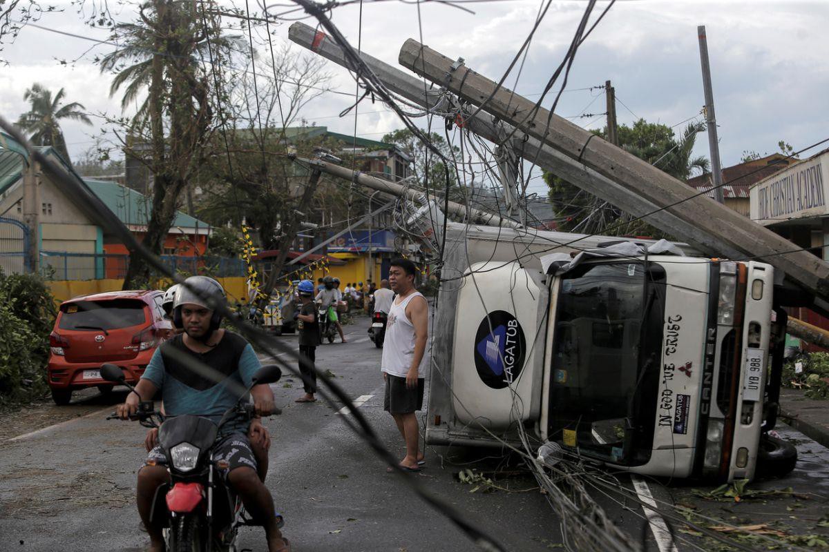 Cảnh tượng đổ nát sau khi bão Kammuri càn quét qua Philippines Ảnh 1