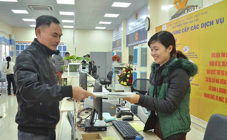   Người dân đến thực hiện thủ tục hành chính tại Bộ phận một cửa ở Bưu điện huyện Chư Pah-ảnh P.L