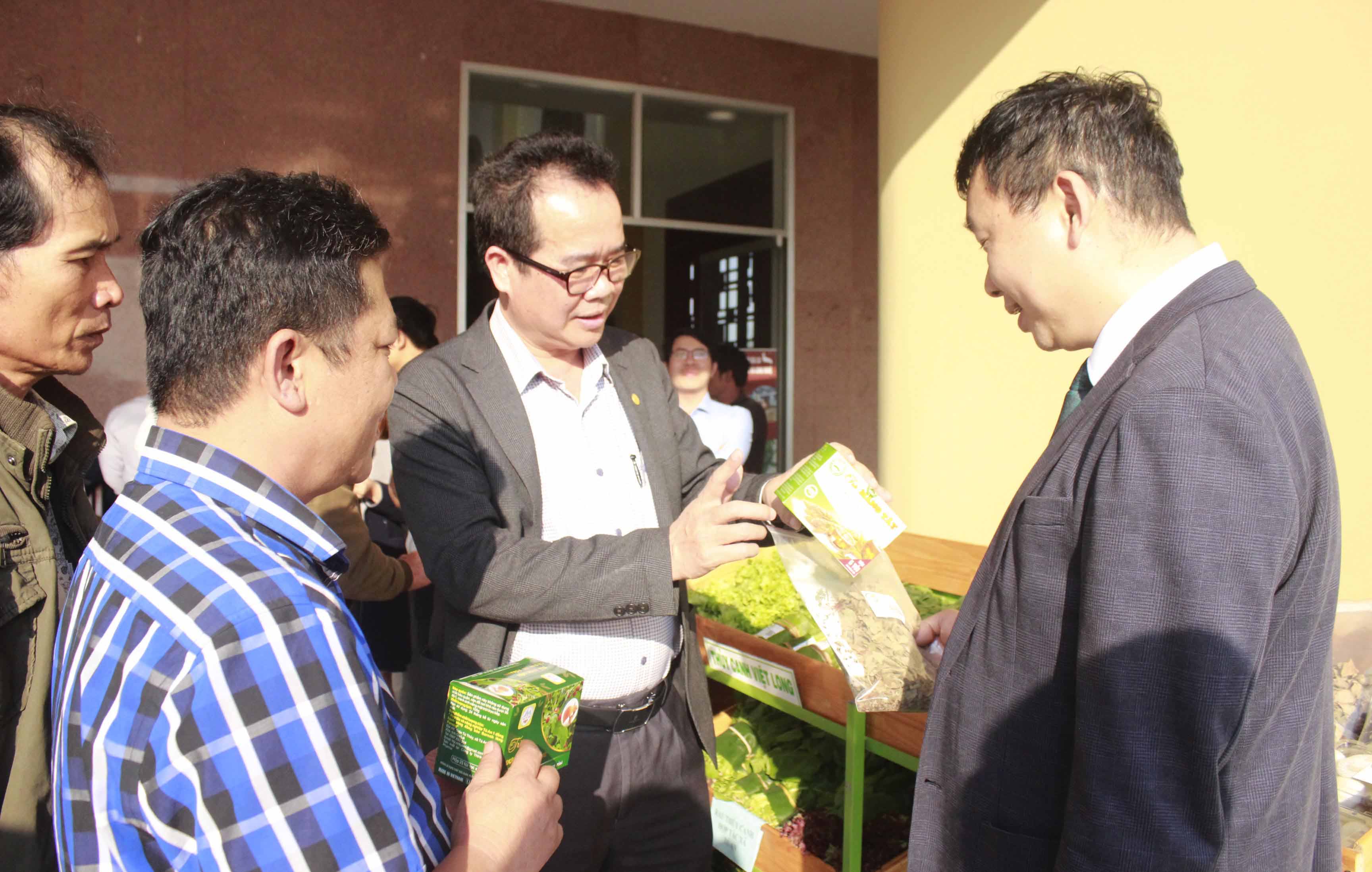 Các đại biểu tham quan các sản phẩm nông nghiệp của thị xã An Khê. Ảnh: Ngọc Thu