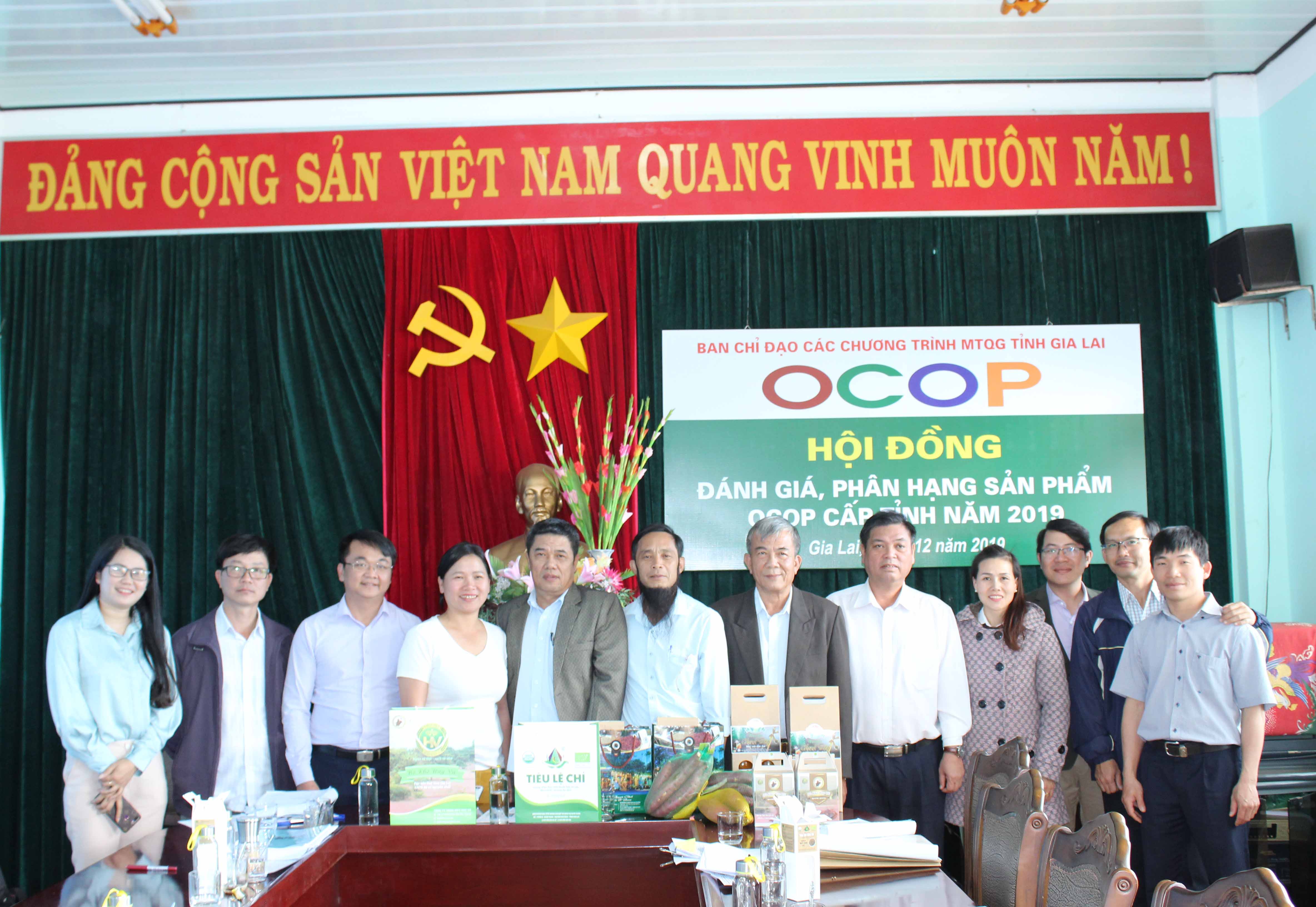  Hội đồng đánh giá phân hạng sản phẩm OCOP cấp tỉnh. Ảnh: Nguyễn Diệp