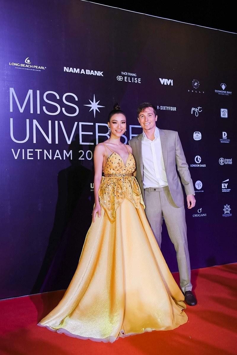 Hoàng Oanh sánh bước bên chồng Tây tới chung kết Hoa hậu Hoàn vũ Việt Nam Ảnh 1