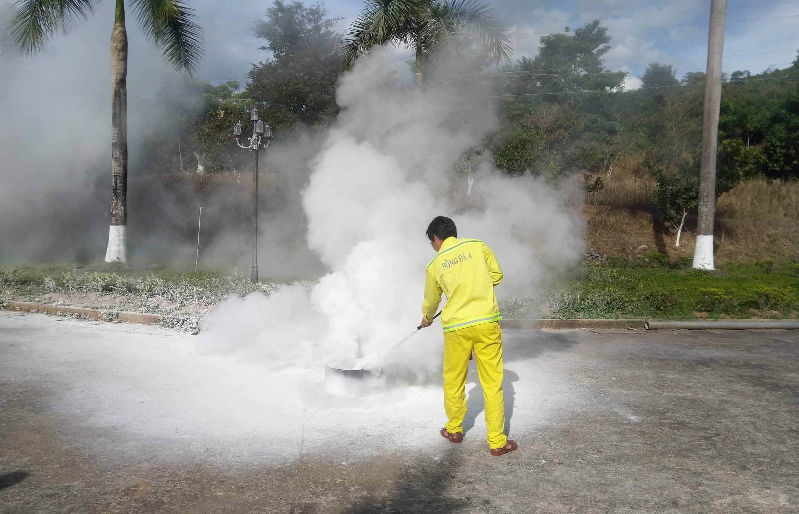 Thực tập sử dụng bình cứu hỏa PCCC. Ảnh: Hoành Sơn