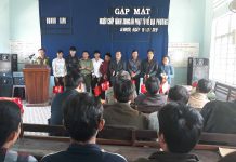 Lãnh đạo huyện Ia Pa trao tặng  quà cho người chấp hành xong án phạt tù hoàn lương. Ảnh: Mai Linh