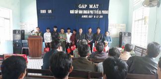Lãnh đạo huyện Ia Pa trao tặng  quà cho người chấp hành xong án phạt tù hoàn lương. Ảnh: Mai Linh