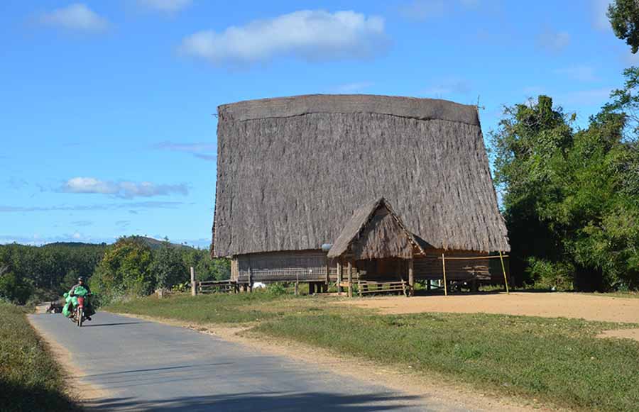   Mái nhà rông cổ kính làng Kon Măh (xã Hà Tây, huyện Chư Pah)  khiến cho ngôi làng mang nét nguyên sơ, yên bình, thu hút du khách. Ảnh: P.L