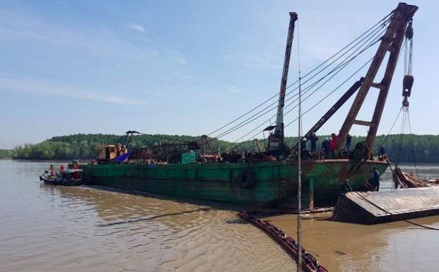 Nhiều thợ lặn mất tích khi trục vớt tàu chở container chìm trên sông Lòng Tàu Ảnh 1
