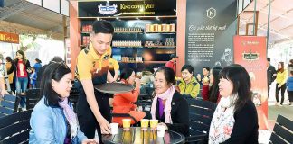   Người dân thưởng thức cà phê tại một gian hàng trong Ngày Cà phê Việt Nam lần thứ III-2019. Ảnh: Đ.T