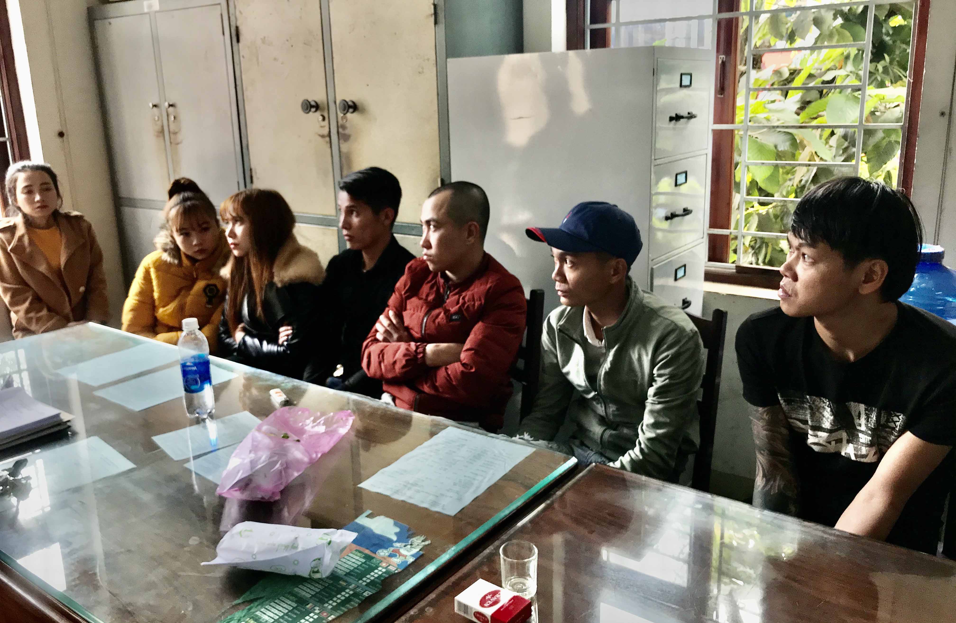 Các đối tượng khai đã sử dụng ma túy trước và trong quán karaoke. Ảnh: Văn Ngọc